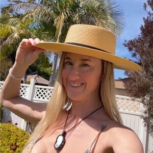 Billabong Stylish Tan Wide-Brim Hat with Black Band